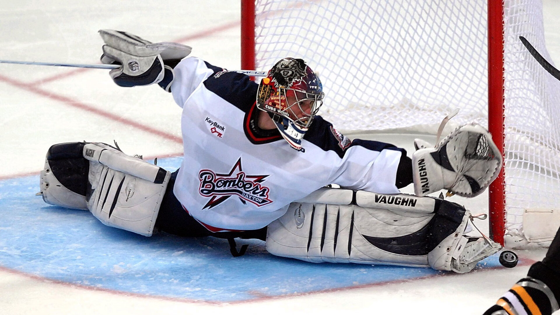 《校园电竞热潮：大学生组队竞技揭幕》，大学校园适合电竞商赛